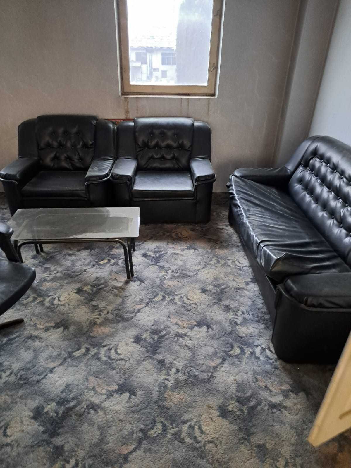 Vand masa birou cu biblioteca, canapea cu 2 fotolii si seif metalic .