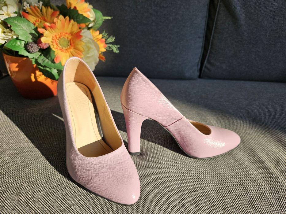 Pantofi cu toc 9cm, piele naturala, numarul 38, roz

Vand pantofi noi,