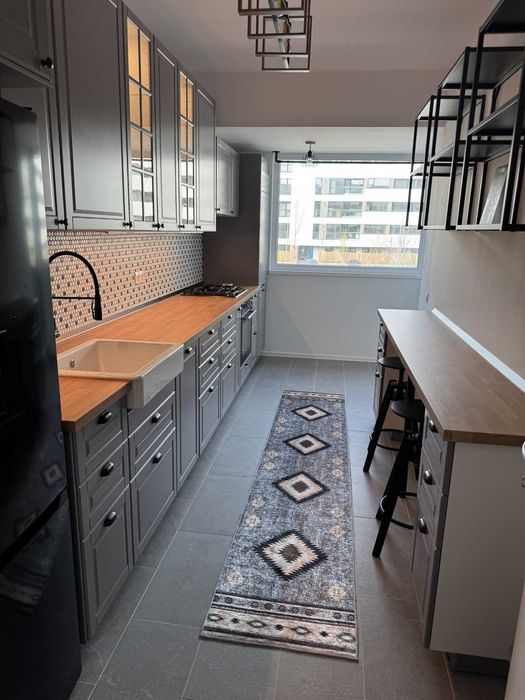 Închiriez apartament nou 2 camere, complet echipat, cu loc de parcare.