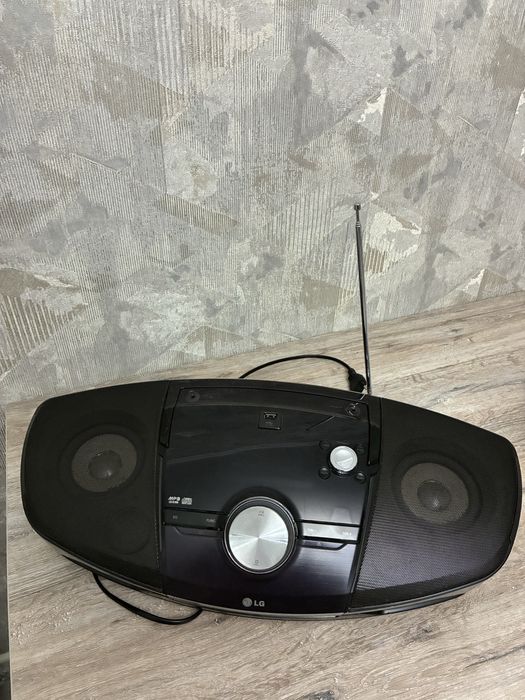 Магнитофон LG.