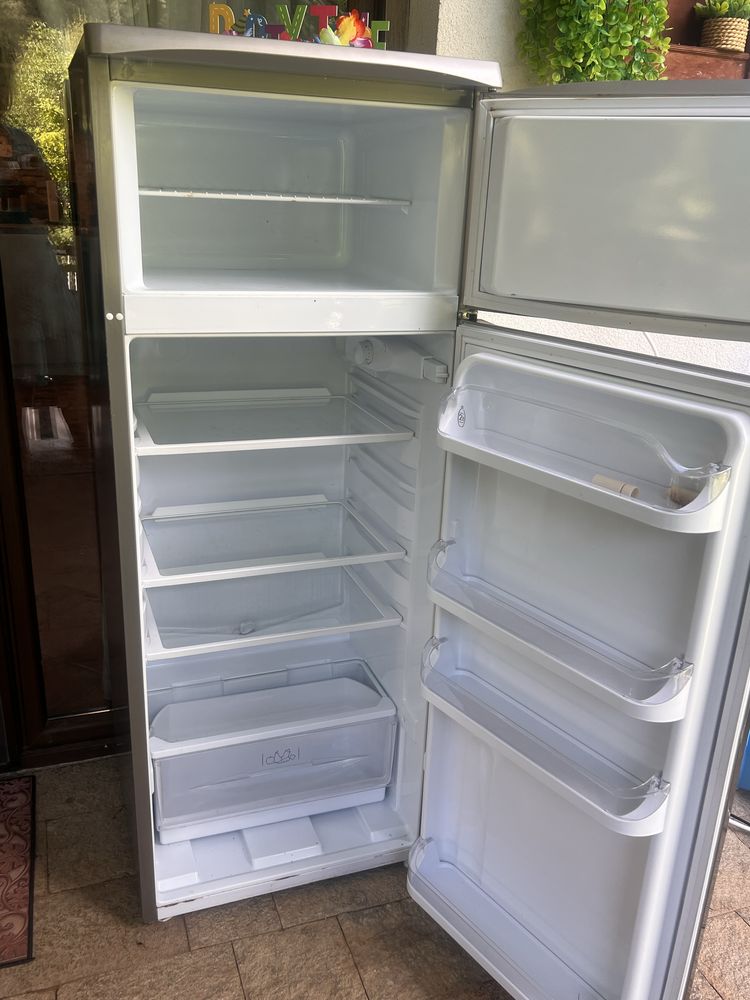 Продава хладилник Аристон