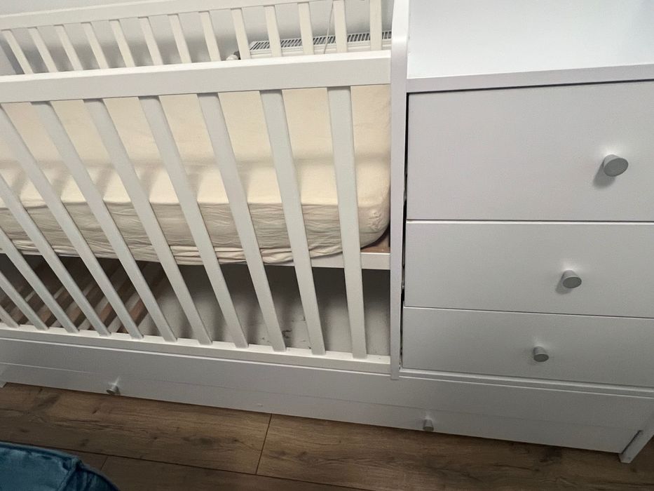 Vand patut bebe cu partea de infasat, cu tot cu saltea