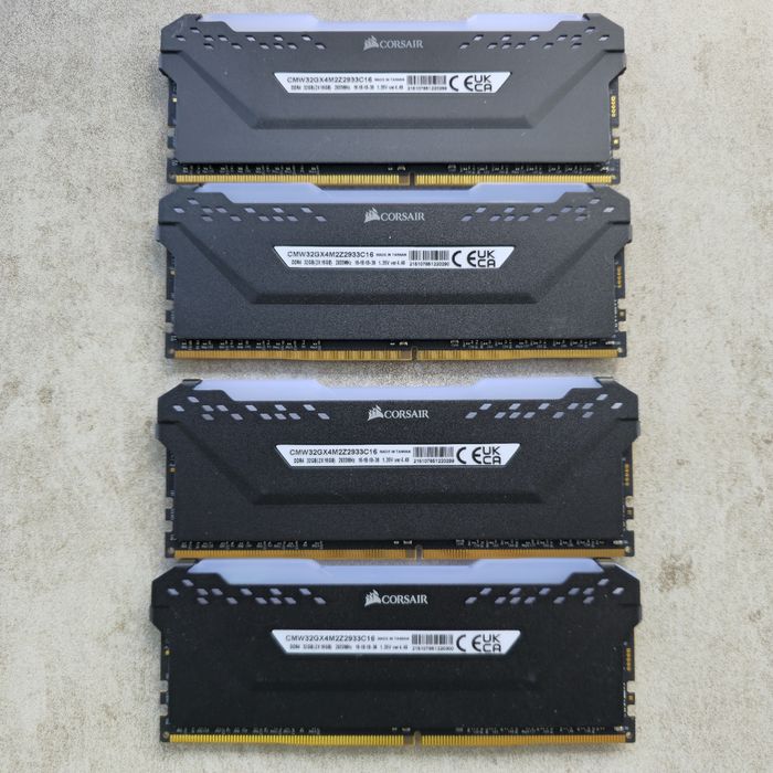 DDR4 64GB CORSAIR VENGANCE PRO, rgb,2 kituri de 32gb (TOTAL 64GB)