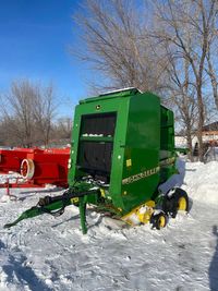 Рулонный пресс подборщик John Deere 590