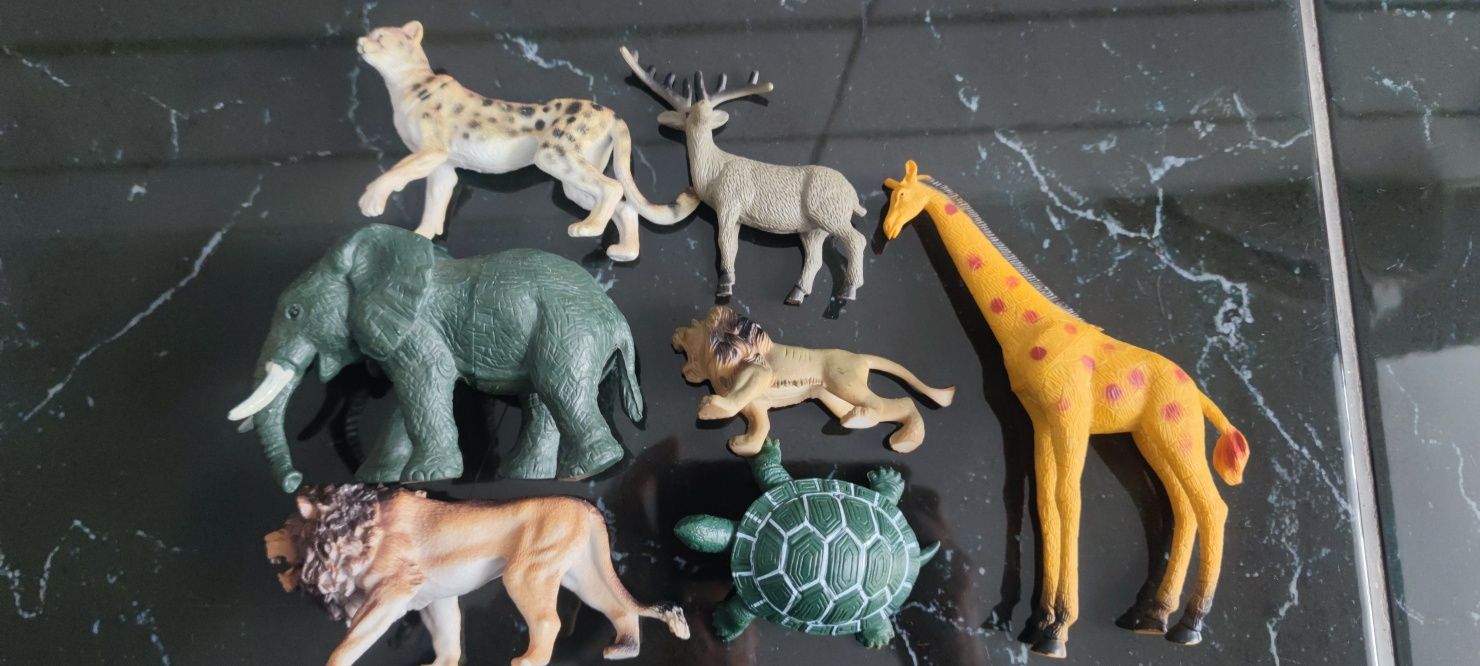 Vând figurine jucării : dinozauri , animale , monstruleti