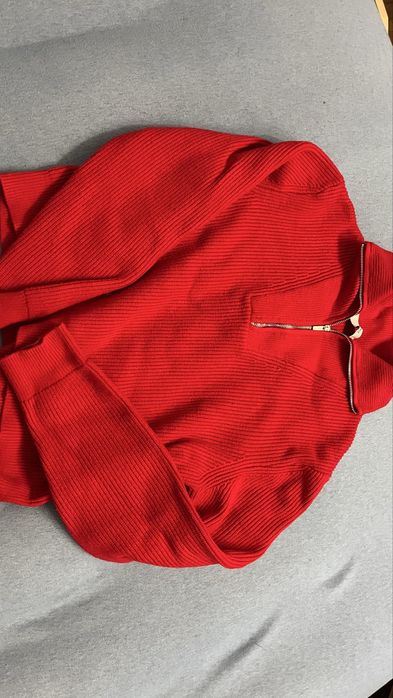 Червен пуловер.