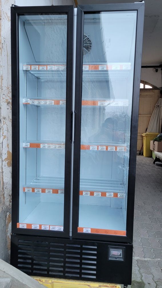 Vand 2 vitrine  modele noi