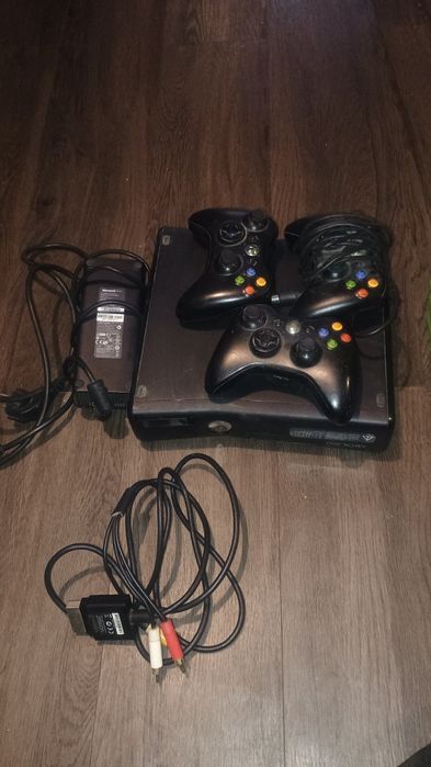Vând Xbox 360 cu 18 jocuri