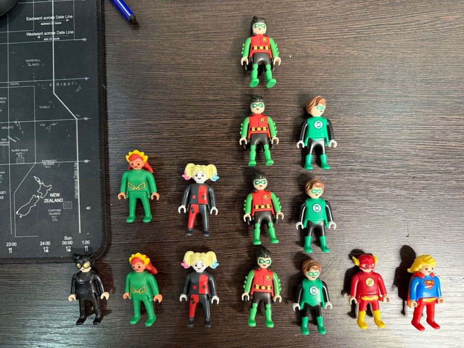 Фигурки киндер из коллекции dc playmobil 12 000