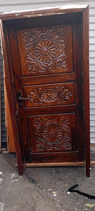 Старинна врата с дърворезба