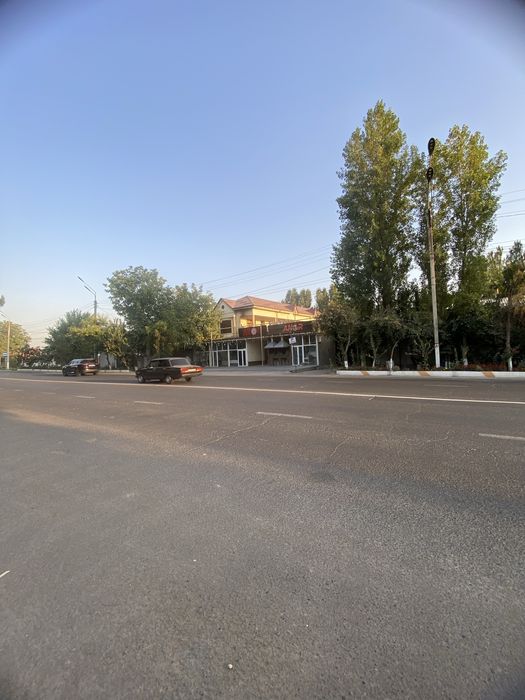 Uy sotiladi 9.5 so’tix oxvati yo’l yuzida biznes uchun zo’r lokatsiya