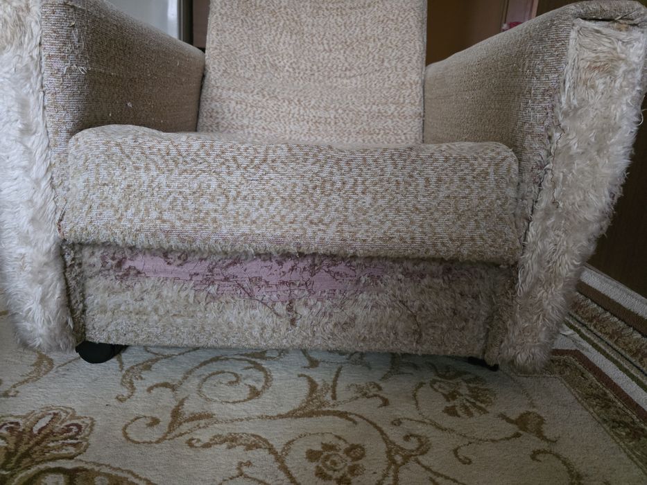 Подарявам диван и два фотьола