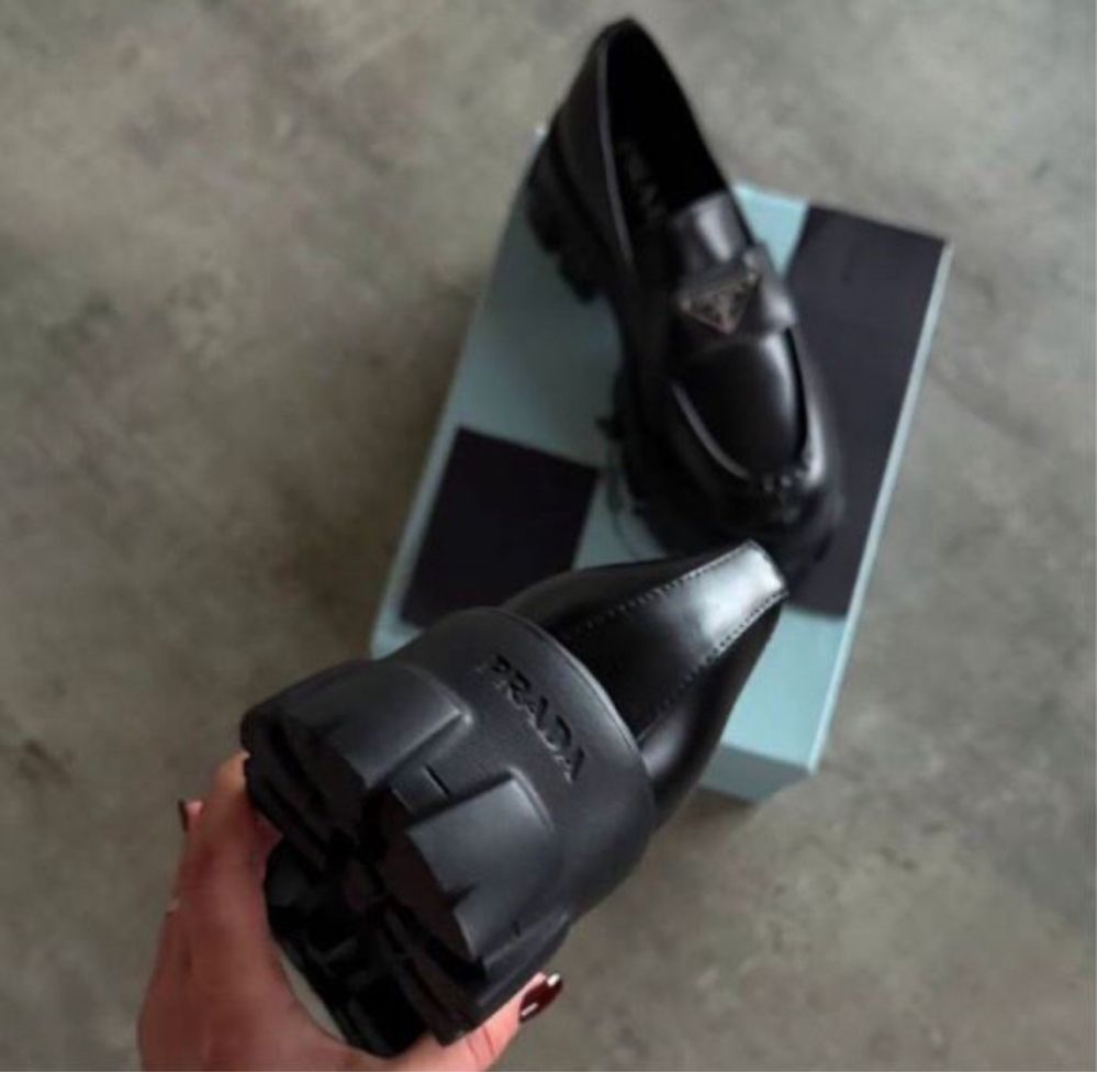 Лоуфъри на Prada