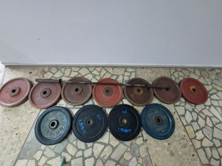 Продавам тежести 25 кг 20кг и Женски лост  15кг
