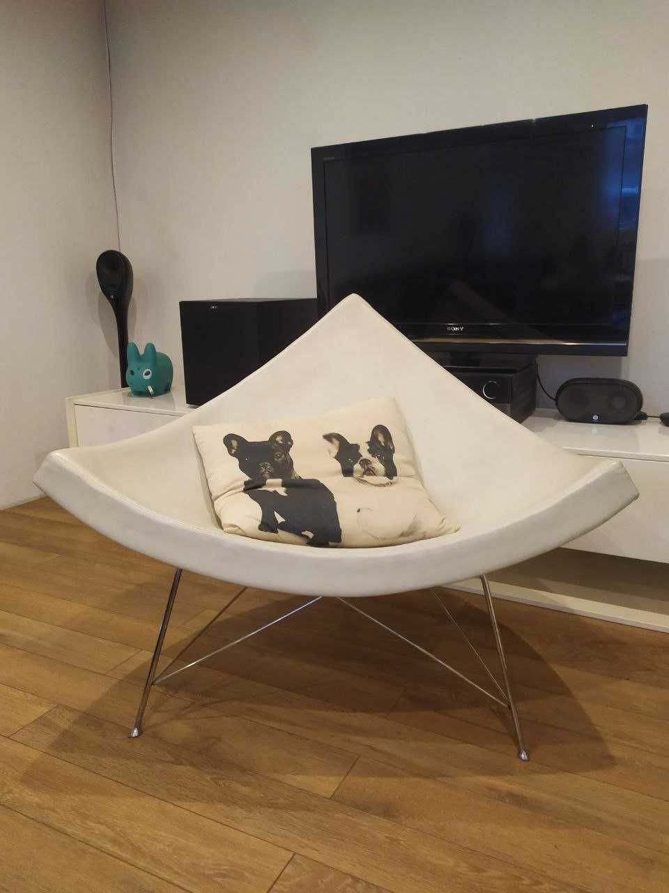 Дизайнерско кресло в полу-сферична форма от бяла естествена кожа