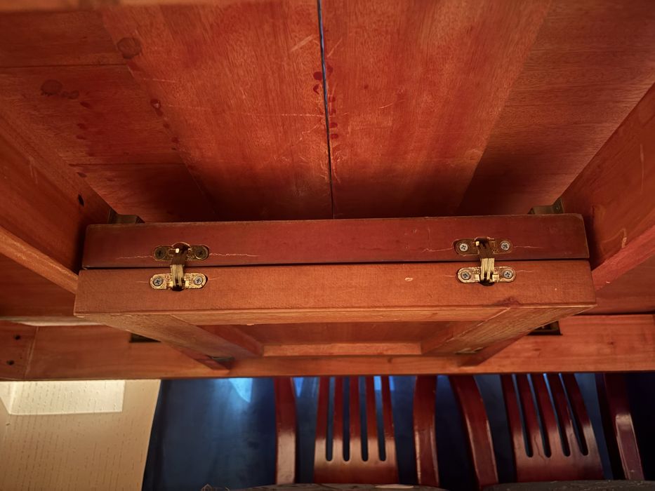 Продаетс стол со стульями