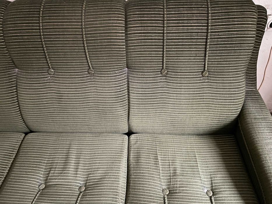 Стар диван в зелен цвят