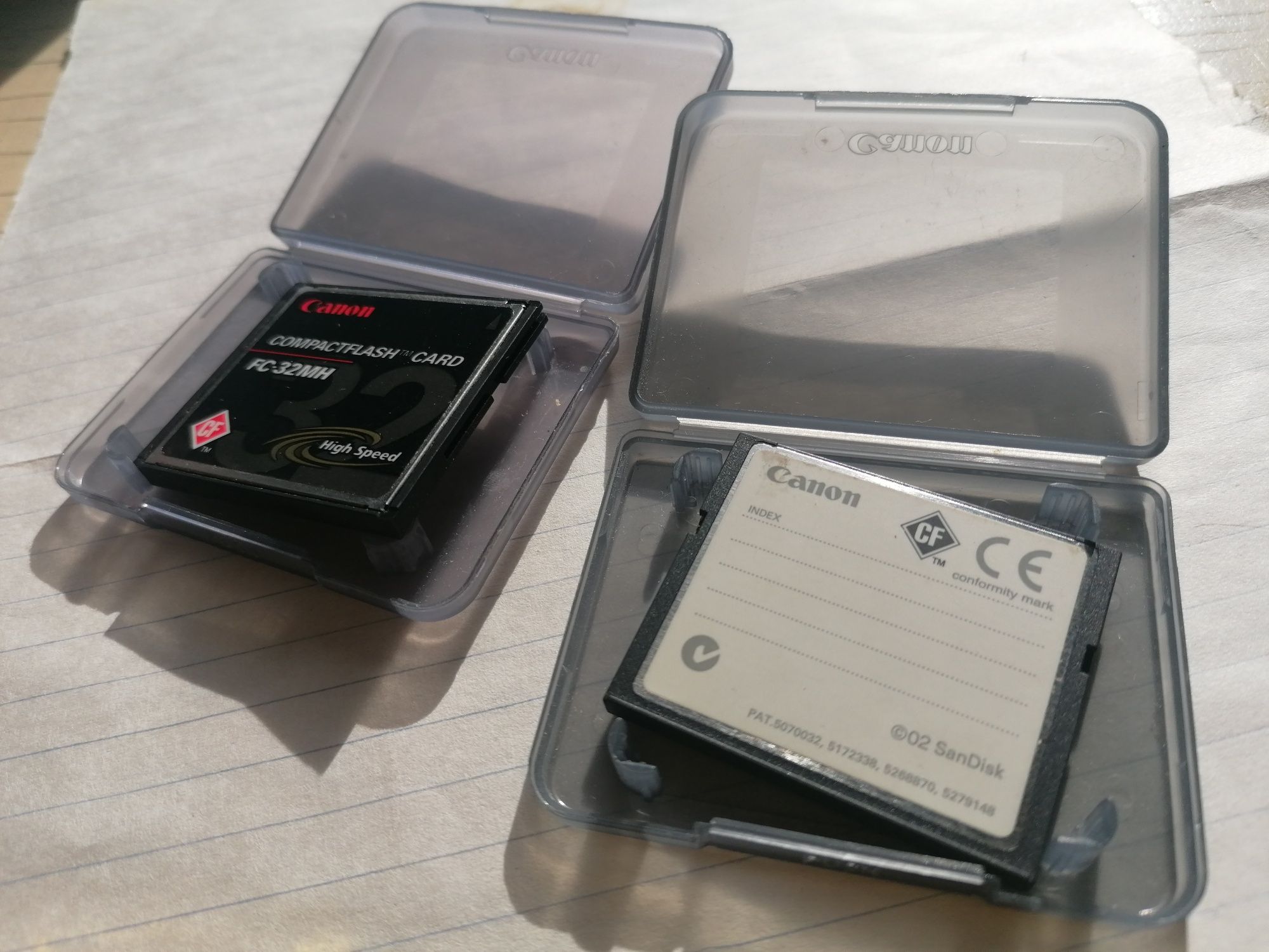 2 carduri de memorie Canon Compactflash (32 Mbx2)