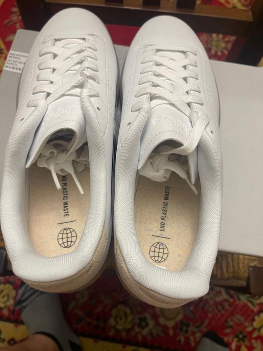 vand adidasi din  piele