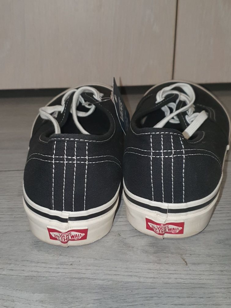 Adidasi skate VANS noi (Marime 43 / US 10)