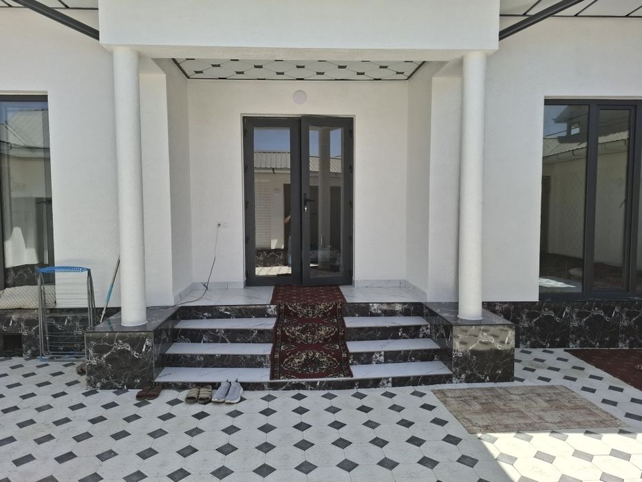 Yangi qurilgan uy sotiladi srochni