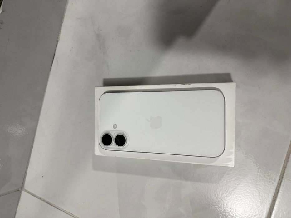 Iphone 16 / Alb / Ecran Fisurat/ 128Gb / 100% baterie
