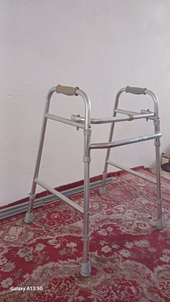 Cadru de mers din aluminiu