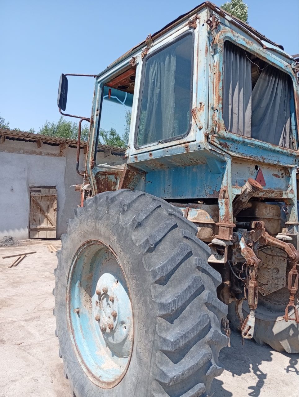Traktor belarus xolati yaxshi