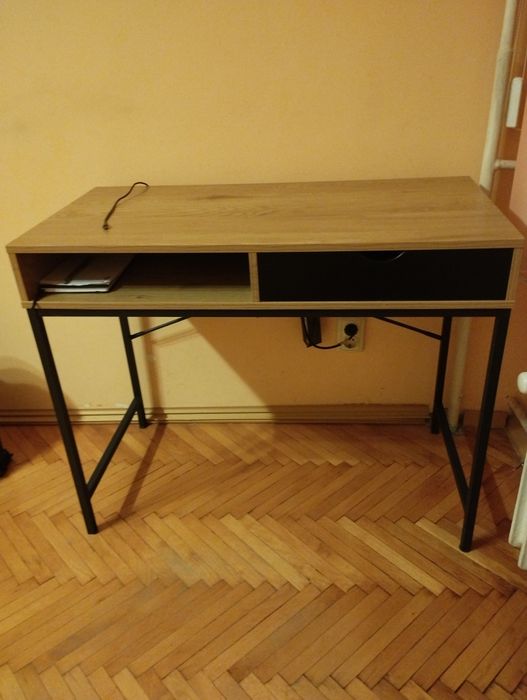 Продавам много удобно и компактно бюро