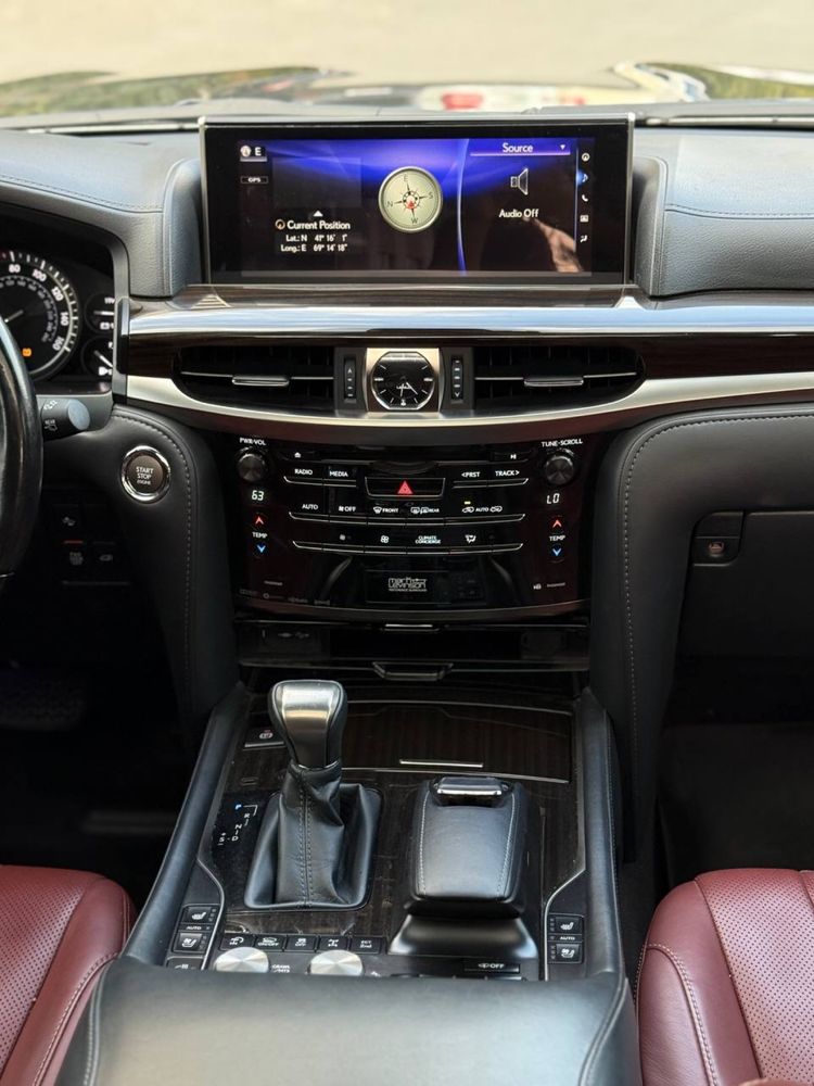 Lexus LX 570.