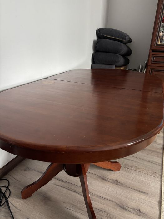 Большой крепкий стол, раздвигается. Длина 2м , ширина 110см.