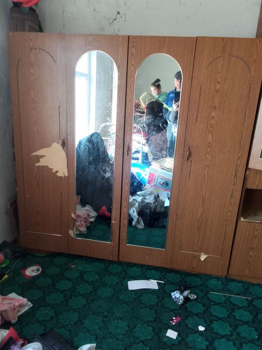 Мебел стенка сотилади