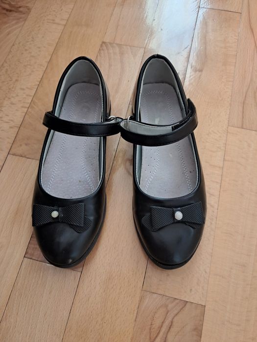 Vând pantofi pentru fetite