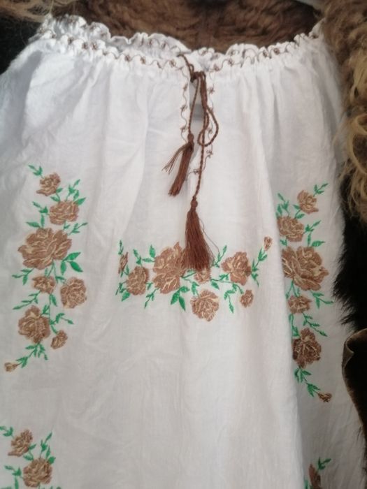 Cojoc tradițional, autentic, cusut manual, din blana naturală de oaie.