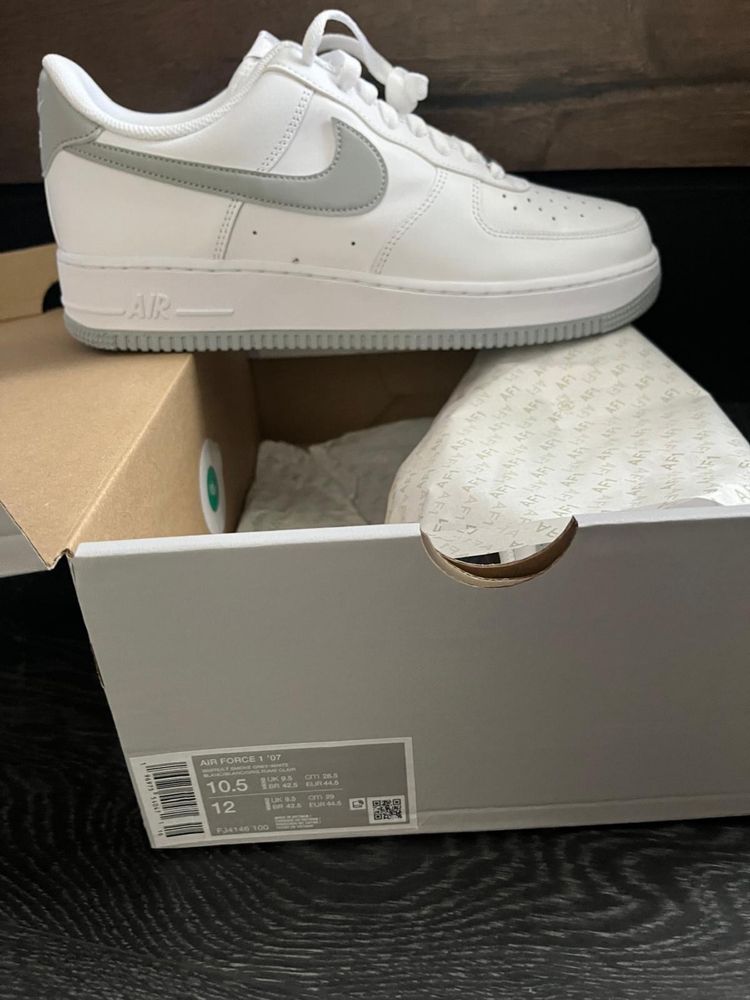 Vand Nike Air Force 1 07 - NOI, marimea 44.5 EU
