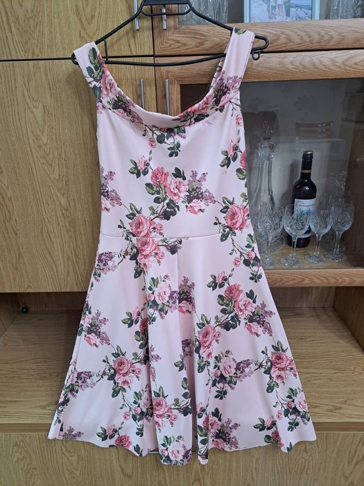 Розова рокля на цветя.