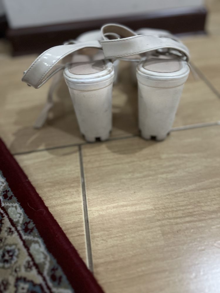 Продаю босоножки