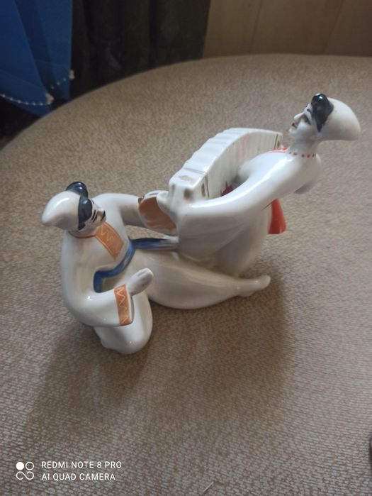 Фарфоровая статуэтка