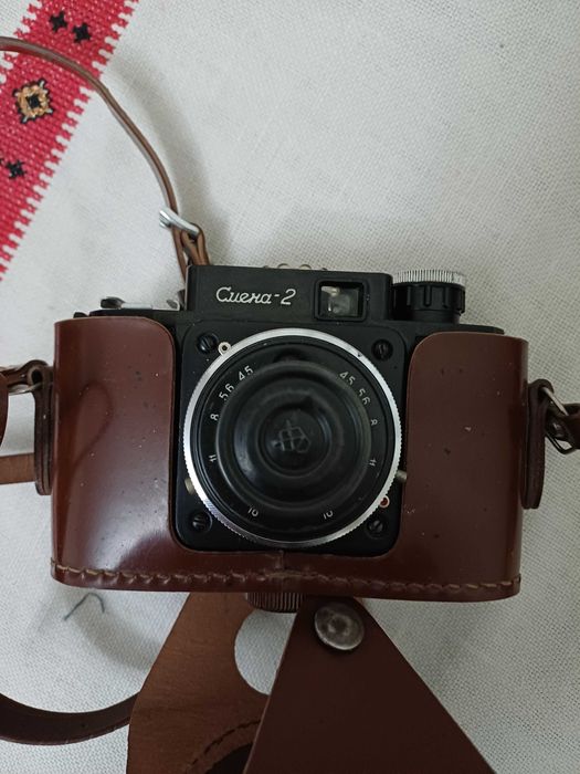 Aparat foto vechi cu etui de piele