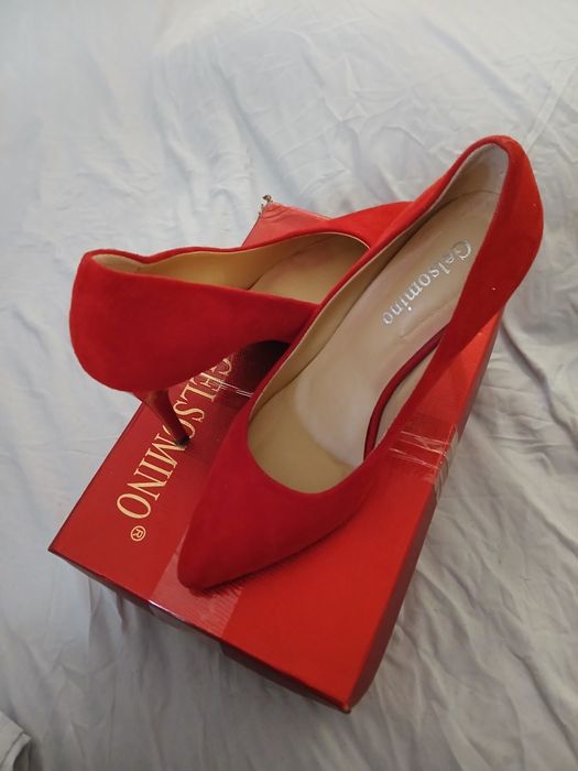 Красные туфли на каблуке