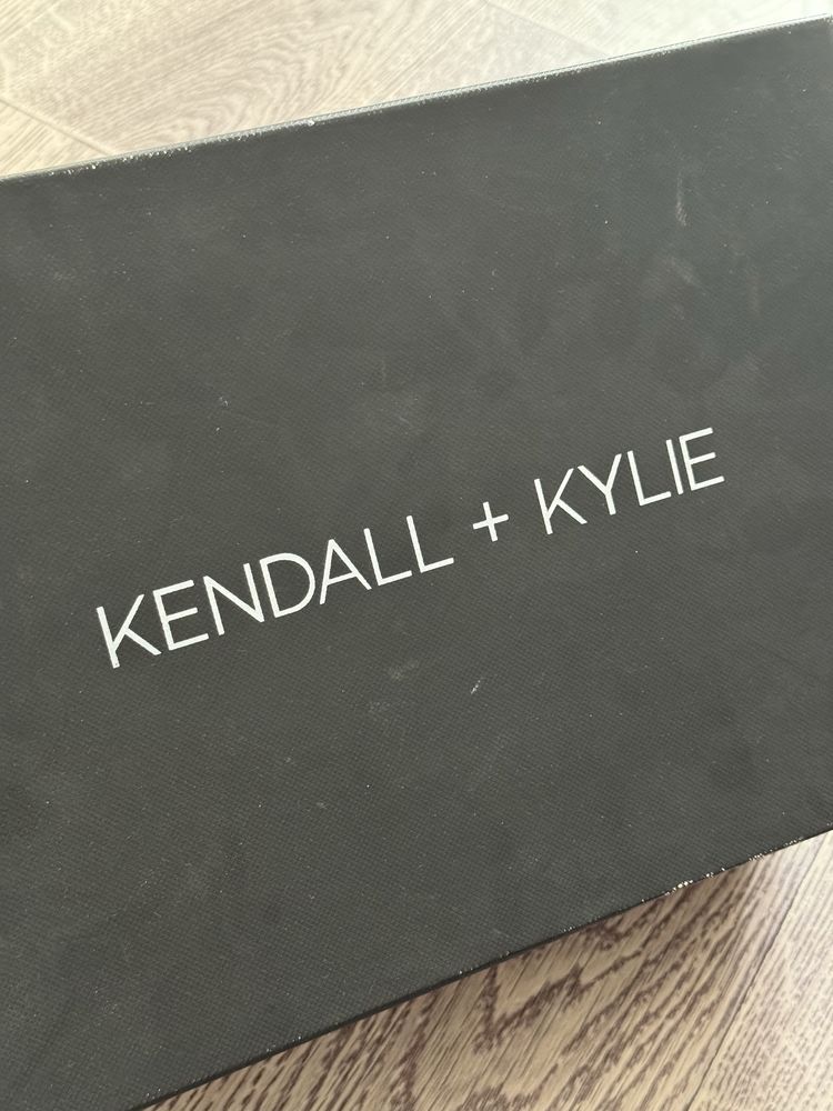 Женские кроссовки KENDALL+KYLIE