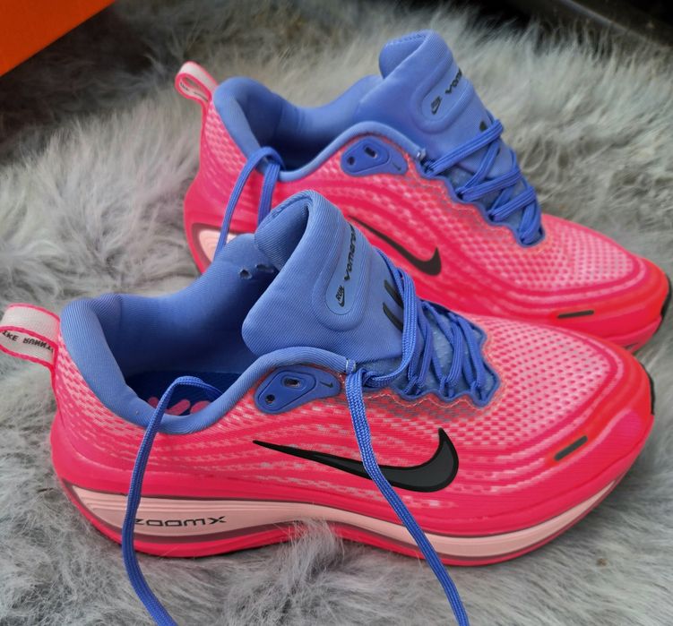 Nike Vomero 18 plus оригинални дамски сникърси нови 39 номер