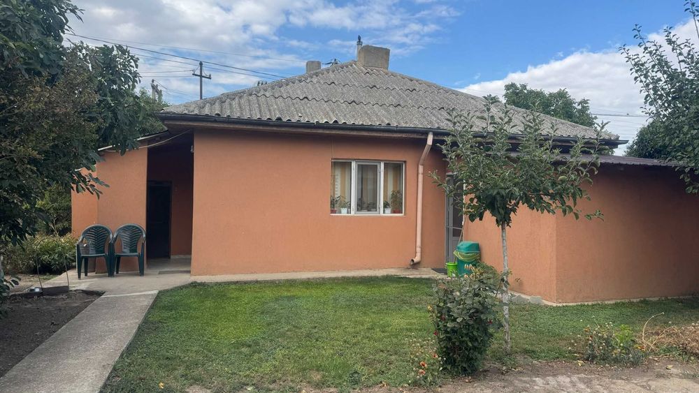 Casa solida din beton si caramida, complet utilata