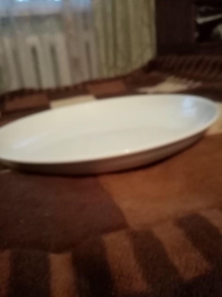 Поднос на большую семью. Под различные блюда. Новый.