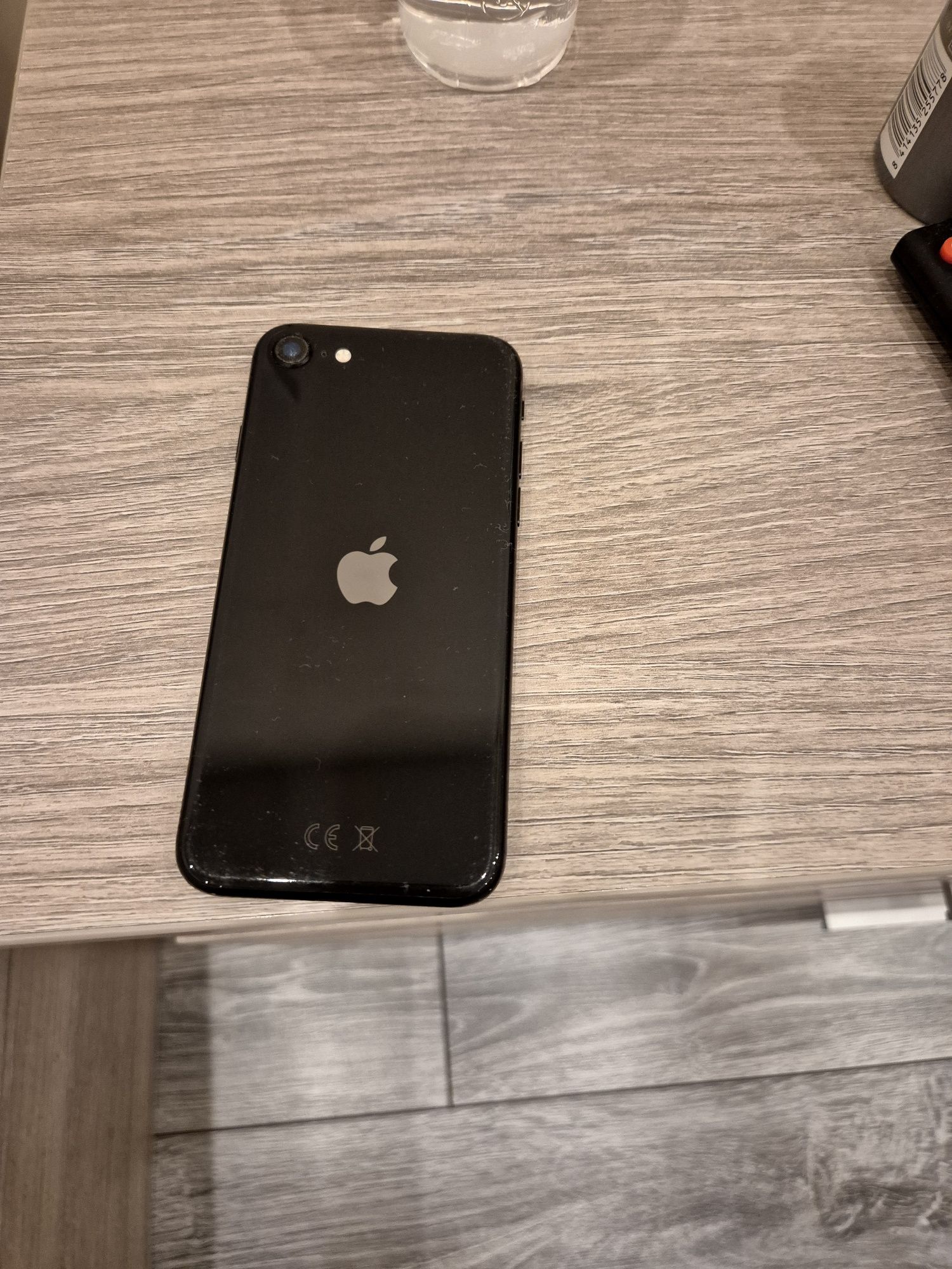Продавам iPhone se 2
