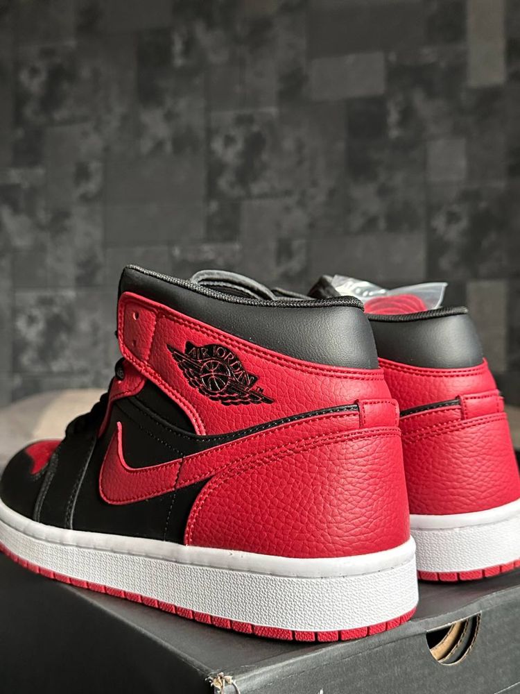 Air jordan 1 mid banned