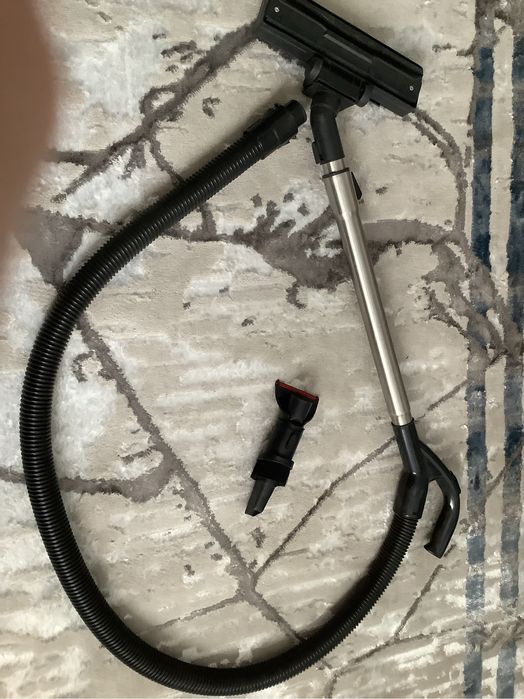 Пылесос Vitek VT-1892 B  в отличном состоянии