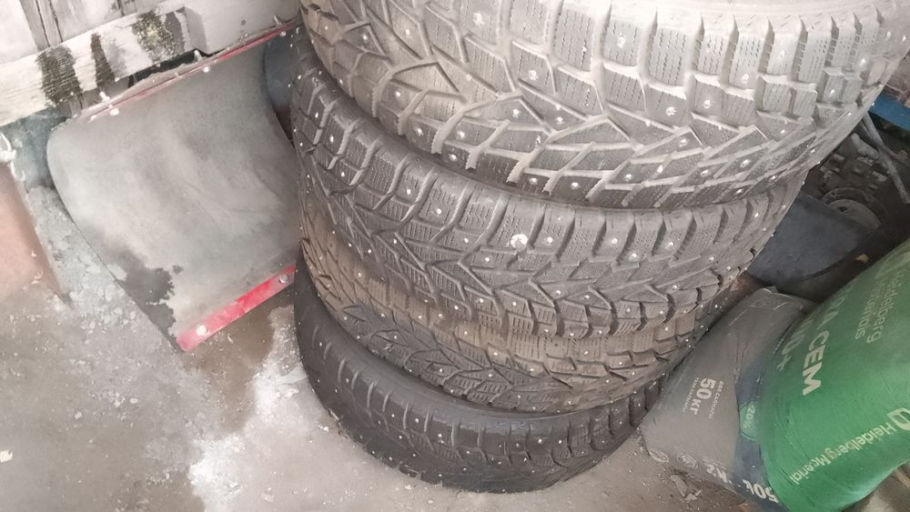 Продам зимние Шины 215/60/16 почти новые