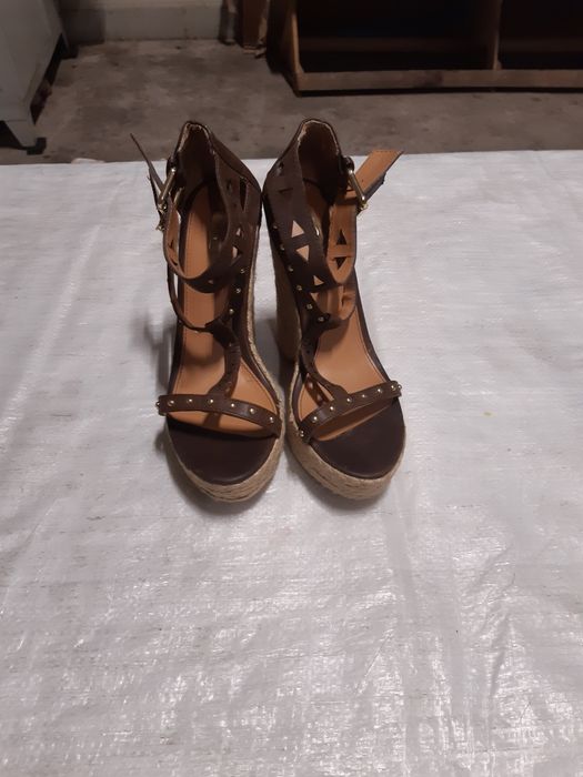 Vând samdale înalte, cu toc, nr 38, nimic rupt