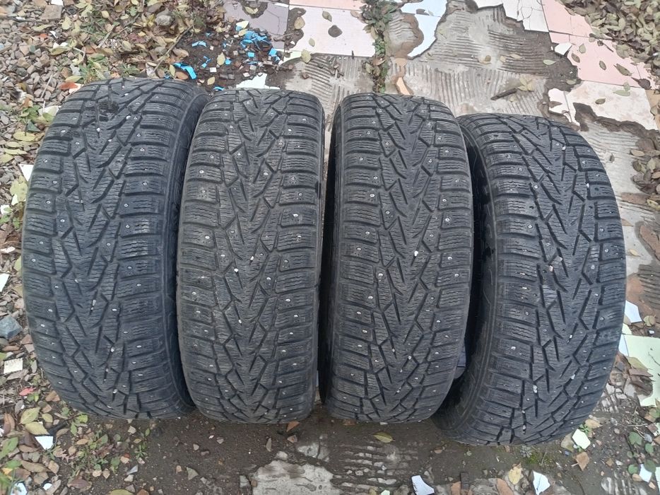 Продам комплект зимней резины 215/60/17.Цена 55000 тыс.